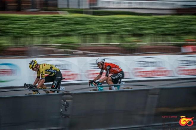 冲刺终点!自行车选手速度破纪录夺冠 冲刺终点!自行车选手速度破纪录夺冠