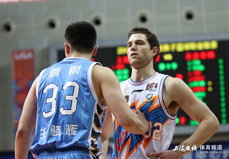 包含安徽男篮主场助威声助力逆转局势，球员表现精彩的词条