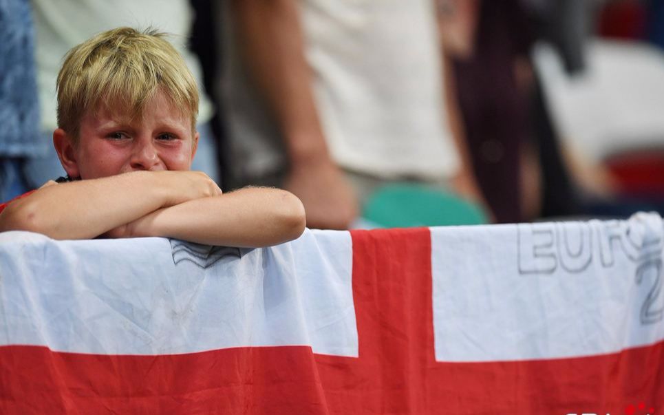 南斯拉夫队在关键比赛中落败，遗憾出局