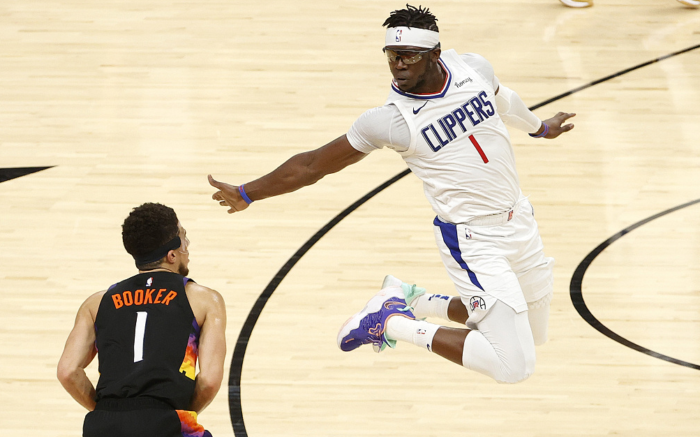 包含乔治大演帽子戏法，号召快船导演社交戏剧的词条