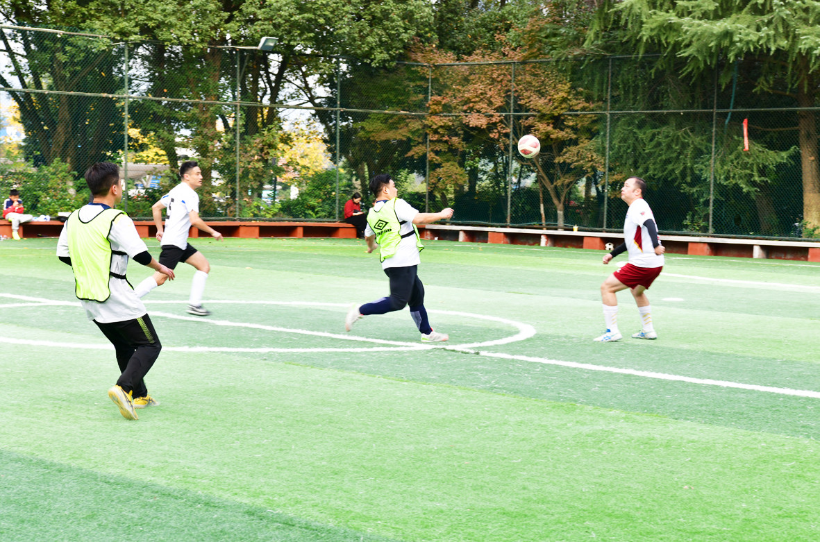 足球比赛中球员们展现出色技术风采