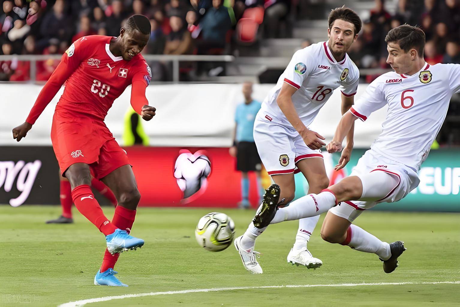 包含克罗地亚逆转墨西哥，佩德里点燃赛场的词条