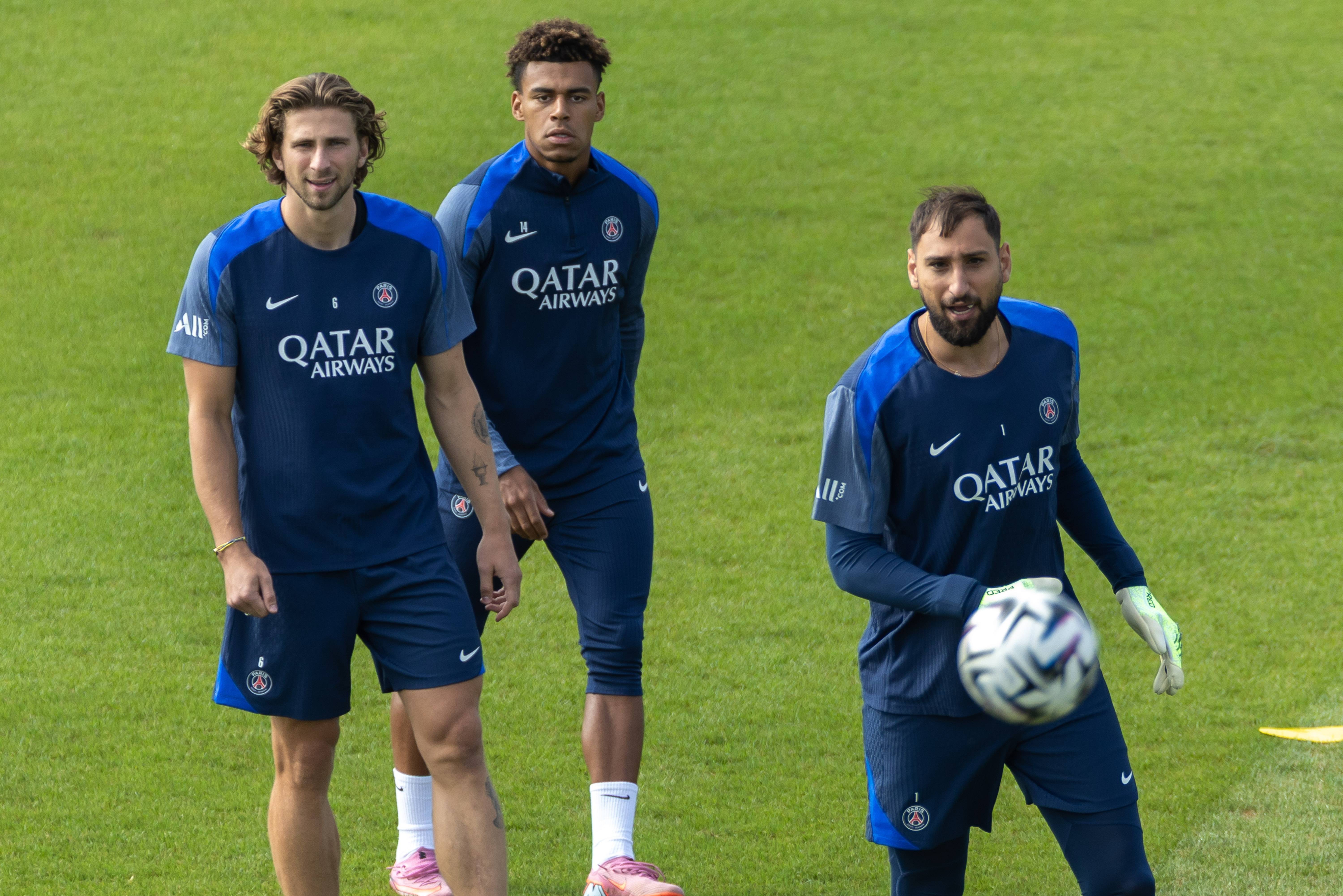 包含巴黎圣日耳曼豪取三分，领跑法甲联赛的词条